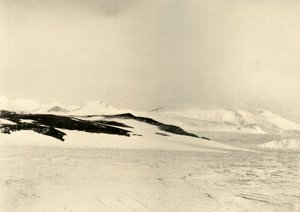En del av Queen Alexandra Range 1500 Feet Up The Glacier, c1908, 1909. av Unbekannt