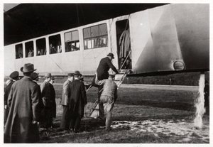 Passasjerer som går ombord på Zeppelin LZ 11 Viktoria Luise, c1912-1914 1933 av Unbekannt