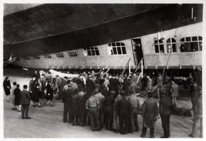 Passasjerer som går ombord på Zeppelin LZ 127 Graf Zeppelin, 1933 av Unbekannt