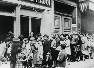 Folk i kø utenfor en meieributikk, tysk-okkuperte Paris, 26. juli 1940 av Unbekannt