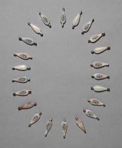 Kronbladformede perler, ca. 1391-1353 f.Kr. av Unbekannt