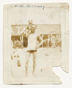 Foto av Cpl. Lawrence Leslie McVey med sønnen, Lawrence McVey Jr., 1925. av Unbekannt