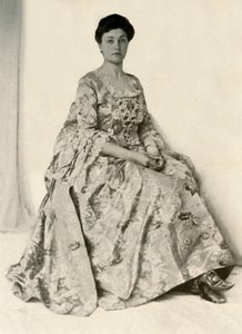 Fotografi av en kincob-brokade, med silkebrodert stomacher, c1750, 1937. av Unbekannt