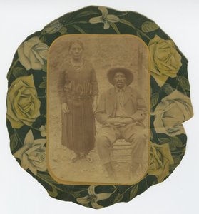Fotografisk portrett av en mann og kvinne på bakside av blomsterpapir, tidlig på 1900-tallet. av Unbekannt