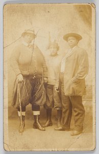 Fotografisk postkort av tre uidentifiserte kvinner, 1904-1918. av Unbekannt