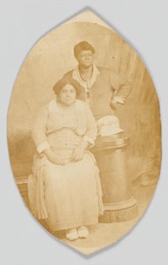 Fotografisk postkort av to uidentifiserte kvinner, 1918-1930. av Unbekannt