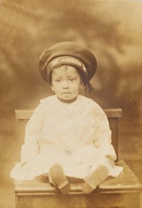 Fotografisk postkort med bilde av et lite barn, 1918-1930. av Unbekannt
