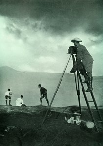 Fotografering ved Craters Lip, Aso-San, 1910. av Unbekannt