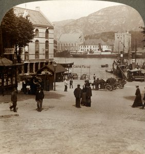 Pittoresk gammel festning Bergenhus, fra et torg i moderne by, Bergen, Norge, 1905. av Unbekannt