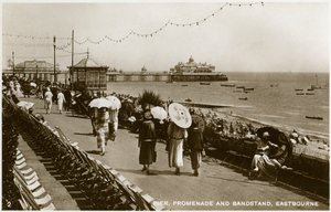 Pier, promenade og tribune, Eastbourne, Sussex, c1920-tallet av Unbekannt