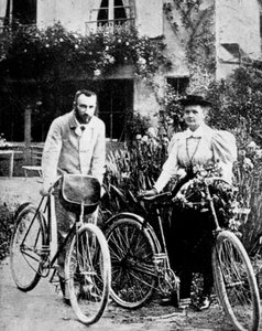 Pierre og Marie Curie, franske fysikere, forbereder seg på å sykle av Unbekannt