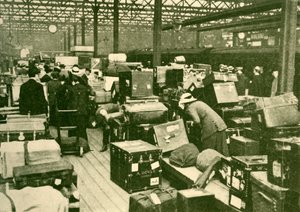 Hauger med bagasje på Charing Cross Station, 1930. av Unbekannt