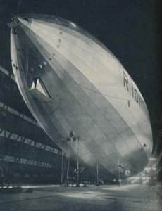 Ligger i den store salen til fødestedet hennes, Ready To Take Wing, c1935 av Unbekannt