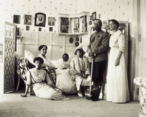 Portrett av tsar Nicholas II (1868-1918) med sin familie, fra venstre til høyre Tatiana, Alexandra (hans kone), Anastasia, Maria og Olga, ca. 1910 (s/hvitt-bilde) av Unbekannt