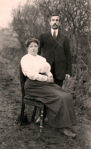 Portrett av et par utendørs, tidlig på 1900-tallet av Unbekannt