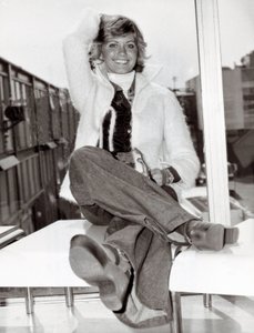 Portrett av den australske sangeren og komikeren Olivia Newton John (f.1949), London, 23.05.1975 (s/hvitt-bilde) av Unbekannt