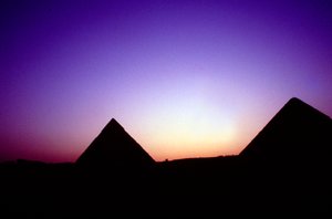 Pyramidene i Giza, Egypt, ved solnedgang, c26. århundre f.Kr av Unbekannt