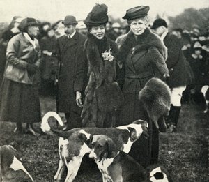 Dronning Mary og dronning Alexandra på et møte i West Norfolk Hunt i 1920, 1951. av Unbekannt