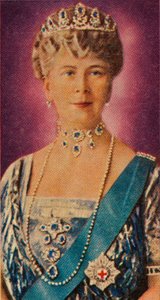 Queen Mary, konsort av kong George V, i hoffdrakt, 1935 av Unbekannt