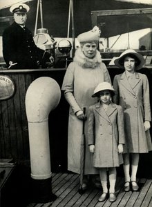 Queen Mary med sine barnebarn, 1930-tallet, 1951. av Unbekannt