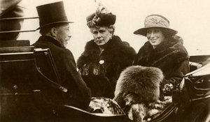 Queen Mary med Princess Royal og Viscount Lascelles, 1923. av Unbekannt