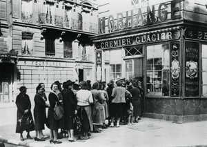 Kø av kvinner utenfor en meieributikk, tysk-okkuperte Paris, 28. juni 1940 av Unbekannt