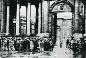 Kø utenfor Bureau of Information for sivile i Chamber of Deputies, Paris, juli 1940 av Unbekannt