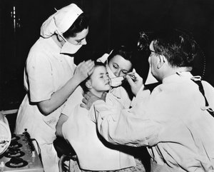Radiumbehandling for å kurere en neseinfeksjon, Frankrike, c1947-1951 av Unbekannt