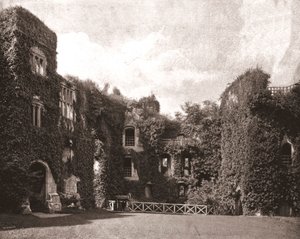 Raglan Castle, Monmouthshire, Wales, 1894. av Unbekannt
