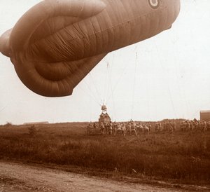 Heving av sperreballong med kurv for observasjon, c1914-c1918 av Unbekannt