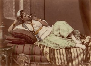 Liggende kvinne som røyker, 1870-90. av Unbekannt