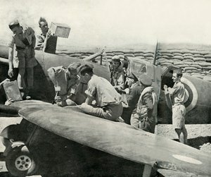 Påfylling av drivstoff og omvæpning av Spitfire-jagerfly, Malta, andre verdenskrig, 1942 1944. av Unbekannt