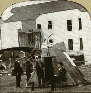 Flyktningleir, tidligere bolig i ruiner i bakgrunnen. Dette er jordskjelvarbeid, 1906. av Unbekannt