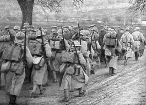 Hjelpe fransk infanteri som passerer en linje med fanger, Plessis-de-Roye, Picardie, Frankrike, 30. mars 1918 av Unbekannt