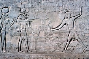 Relieff av farao før Kum og Sekhmet, Khnum-tempelet, ptolemaiske og romerske perioder av Unbekannt