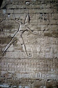 Relieff av Ramses III som slår fiender, Ramses IIIs liktempel, Medinet Habu, c1200 f.Kr. av Unbekannt