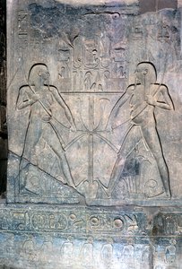Relieff av to figurer av Hapy Nilens gud, tempel hellig for Amun Mut & Khons, Luxor, Egypt av Unbekannt