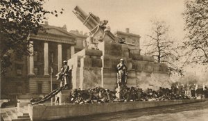 Representasjon i stein av en 9-tommers haubits som forårsaket stor kontrovers, c1935. av Unbekannt