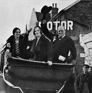 Returnert for Epping. Fru Churchill og datteren Diana deler lykke og seier, 1931, 1945. av Unbekannt