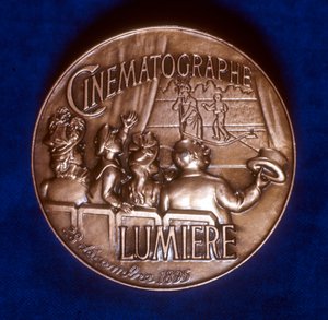 Rückseite der Medaille zur Erinnerung an 50 Jahre Kinematographie durch die Brüder Lumière, 1945 von Unbekannt