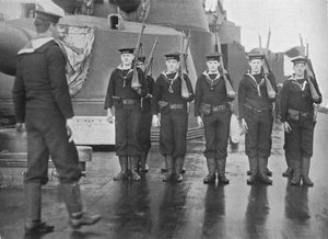 Rifleøvelse om bord på et britisk slagskip, 1915 av Unbekannt
