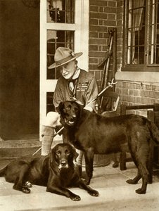 Robert Baden-Powell hjemme med hundene sine, c1929, 1935. av Unbekannt