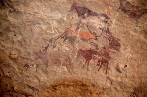 Bergkunst, forhistorie: Bergmaleri av en gruppe storfe og polykrome karakterer (hyrder og bueskyttere) i et utsmykket ly, i Uweinat-massivet, Sudan. Periode fra 8000 til 3000 år f.Kr. Fotografering av Unbekannt