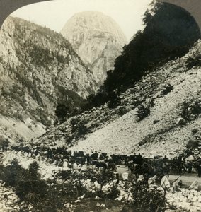 Rocky Jordalsnut 3620 fot fra siden av veien fylt med turistvogner, Norge, c1905. av Unbekannt