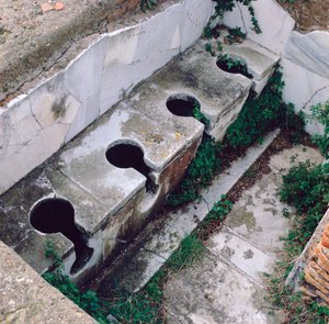 Romersk toalett, Ostia, Italia av Unbekannt