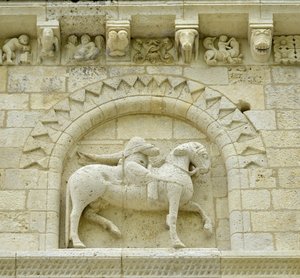 Romansk kunst: detalj av fasaden som viser Hugues de Surgeres og Geoffroy de Vendome eller keiser Konstantin I den store hvis fot av hesten ville tråkke Heresie og Kristus triumferende over ondskap og død, Notre Dame (Notre-Dame) de Surgeres (17700) av Unbekannt