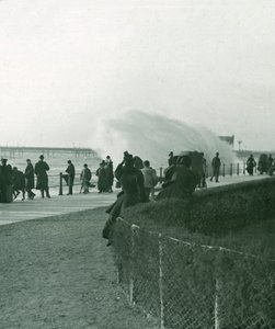 Røft hav over promenaden ved Hastings, Sussex, sent på 1800- og begynnelsen av 1900-tallet. av Unbekannt