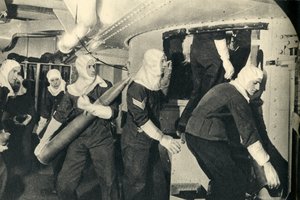 Royal Marines håndterer ammunisjon om bord på HMS Illustrious, andre verdenskrig, c1939-c1943 1944. av Unbekannt