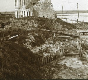 Ødelagt bygning og skyttergraver langs kysten, c1914-c1918 av Unbekannt