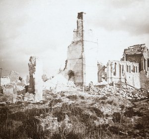 Ødelagt kirke, Chauny, Nord-Frankrike, c1914-c1918 av Unbekannt
